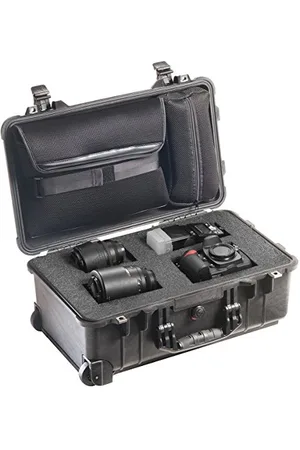Peli 1510LFC Podróżna skrzynia na laptop, odłączana kieszeń na komputer, wodoszczelna (IP67), pojemność 27 l, wyprodukowana w USA, dopasowywana wkładka piankowa, czarna