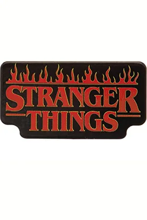 Pyramid International Stranger Things Emaliowana przypinka odznaka (wzór logo ognia) 10,7 cm x 6,7 cm x 1 cm nowość emaliowana odznaka, prezenty Great Stranger Things - oficjalne towary Stranger Things, Jeden rozmiar, Emalia, metal, srebrny, Bez kamieni szlachet