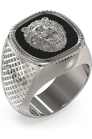 Guess Męski pierścionek z kolekcji Lion King. Pierścionek ma symbol lwa i ma 22 trendy, kod JUMR04003JWSTBK, Na co dzień