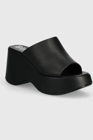 Buffalo Klapki Joy Mule damskie kolor na koturnie 1602203.BLK