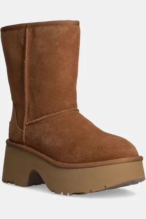 UGG śniegowce zamszowe Classic Short New Heights damskie kolor na platformie ocieplone 1158310-CHE