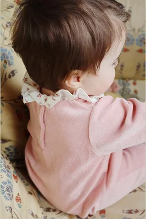 Konges Sløjd Półśpioszki niemowlęce MIFFA FRILL ONESIE GOTS KS101602