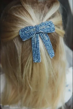 Konges Sløjd Spinka do włosów dziecięca CELEBRATION PEARL BOW HAIR CLIP KS103573