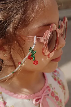 Konges Sløjd łańcuszek do okularów dziecięcy SUNGLASSES BEAD CHAIN CHERRY kolor KS102829