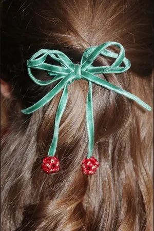 Konges Sløjd Gumki do włosów 2 PACK CHERRY BOW HAIR CLIPS 2-pack KS101850
