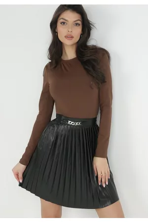 The Other Kobieta Spódnice plisowane - Czarna Plisowana Spódnica z Imitacji Skóry z Łańcuszkiem Hoshe