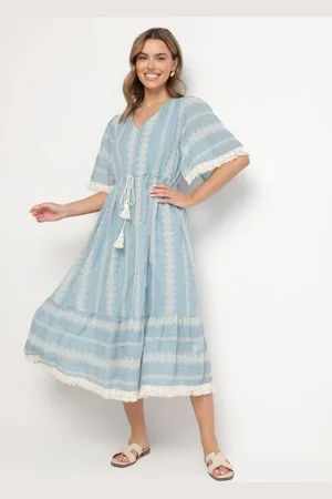 The Other Jasnoniebieska Bawełniana Sukienka Boho o Rozkloszowanym Kroju z Wiązaniem i Haftem Korithira