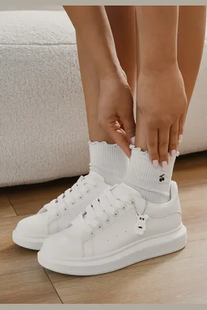 INNY Białe Klasyczne Sneakersy z Ozdobną Zawieszką Tenevia
