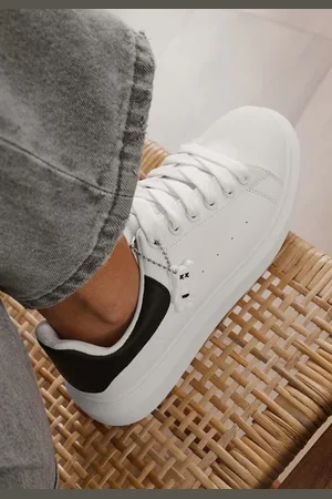 INNY Biało-Czarne Klasyczne Sneakersy z Ozdobną Zawieszką Tenevia