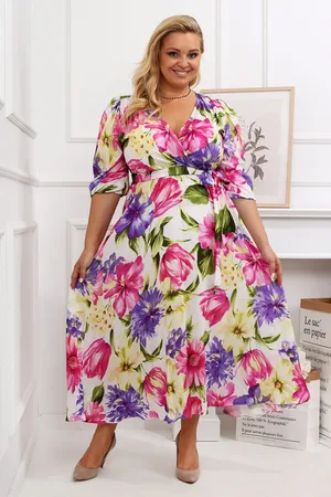 KOBIECANKI Sukienka plus size Salma w kwiaty na białym tle