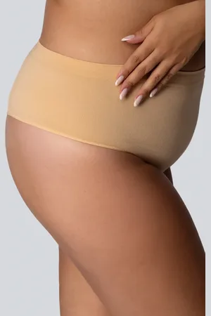Producent Polski Don Majtki modelujące QUEEN SIZE STRINGI MID-WAISTED SMOOTHWEAR CHAMPAGNE PEARL ( r. 46-60)