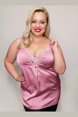 Producent Polski Don Satynowa koszulka z koronką plus size FIONI (L.r 44-56)