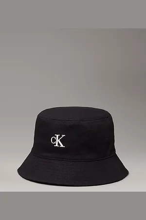 Calvin Klein Kapelusz typu bucket hat z diagonalu
