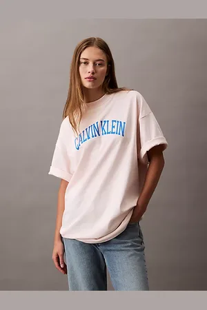 Calvin Klein Pudełkowy T-shirt w stylu uniwersyteckim z logo