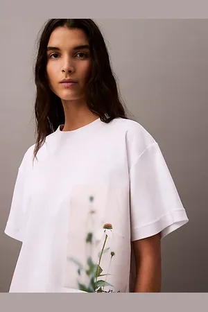 Calvin Klein T-shirt o skróconym fasonie z kwiatowym nadrukiem