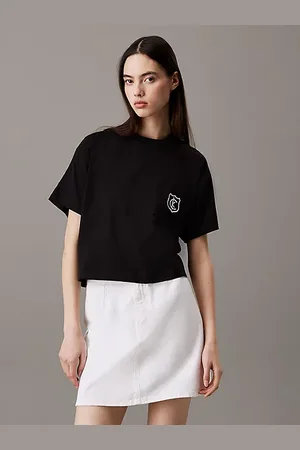 Calvin Klein T-shirt o skróconym fasonie z plakietką z logo