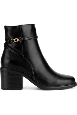 Clara Barson WYL4017-1