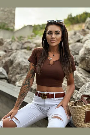 Edoti Bluzka crop z prążka z pęknięciem w dekolcie LLR026- brązowy