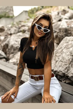 Edoti Bluzka crop z prążka z pęknięciem w dekolcie LLR026- czarny