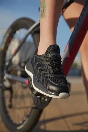 Estro Damskie sneakersy w kolorze czarnym z siateczką