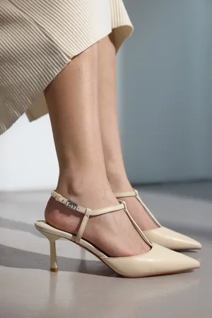 Estro Jasnobeżowe czółenka damskie typu slingback na szpilce z czubkiem w szpic