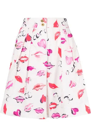CHANEL 1990s lipstick-pattern shorts