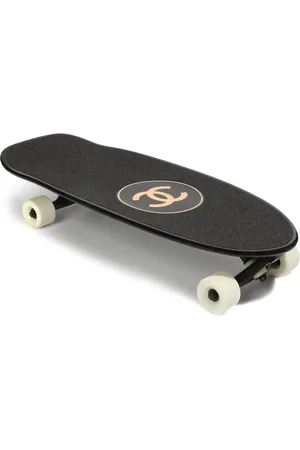 CHANEL CC diamond-quilted skateboard