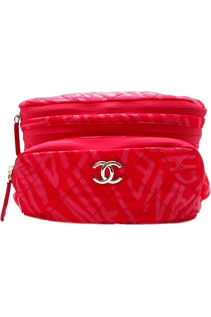 CHANEL 2021-2023 logo-printed diamond-quilted convertible backpack
