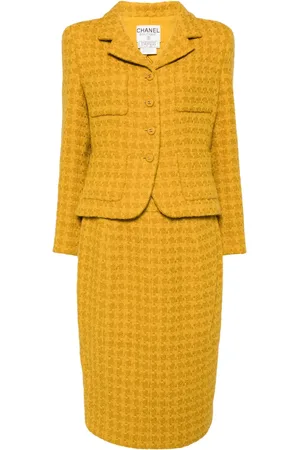 CHANEL 1995 houndstooth tweed skirt suit