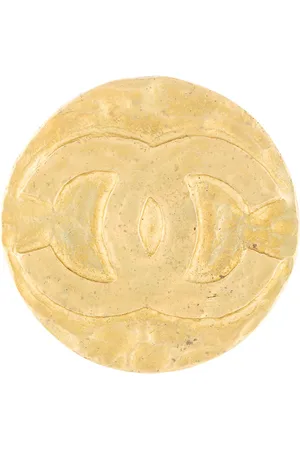 CHANEL 1994 CC round brooch