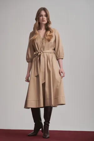 greenpoint Elegancka rozkloszowana sukienka z paskem w talii