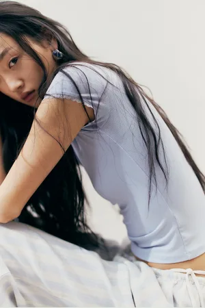 H&M T-shirt w prążki z koronką