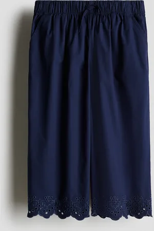 H&M Nieco krótsze spodnie z haftem angielskim