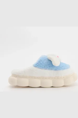 House Niebiesko-białe puchate kapcie Cinnamoroll