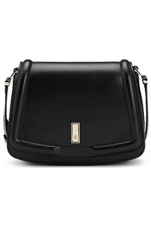 HUGO BOSS Skórzana torebka saddle z charakterystycznymi metalowymi elementami i monogramem