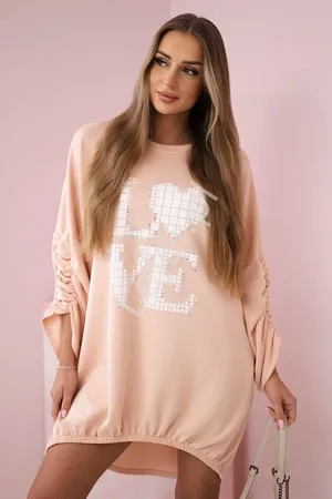 Lejdi Sukienka z dłuższym tyłem i nadrukiem masełko LOVE, serce morelowa ART22492