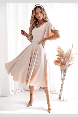 Lejdi Jasno beżowa elegancka sukienka midi z rękawem ala motylek 0103