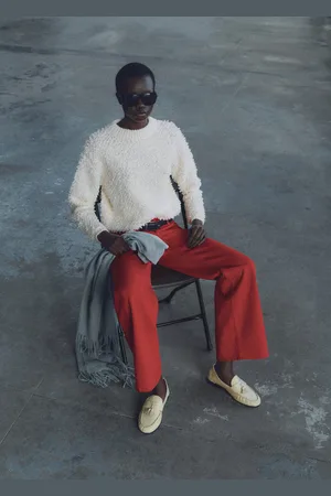 MANGO Sweter z dzianiny bouclé z okrągłym dekoltem kremowy / écru