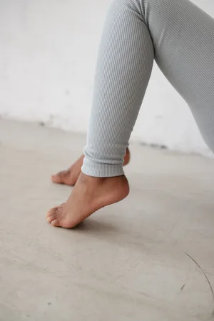 Marsala MINI legginsy z prążkowanej dzianiny w kolorze POWDER