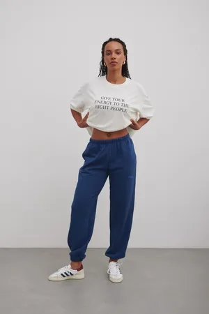 Marsala Spodnie typu jogger z HAFTEM w kolorze NAVY BLUE