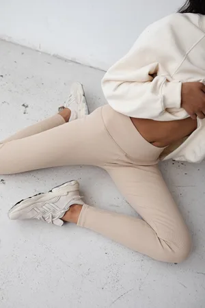 Marsala Legginsy damskie z prążkowanej dzianiny w kolorze CLASSIC BEIGE
