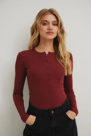 Marsala Dopasowany top z dekoltem na zatrzaski w kolorze - MOODY NAP-XL