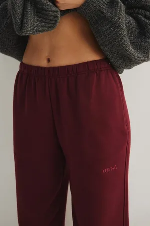 Marsala Spodnie typu jogger z HAFTEM w kolorze BURGUNDY
