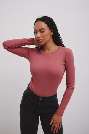 Marsala Dopasowany top z prążkowanej dzianiny w kolorze DUSTY CEDAR