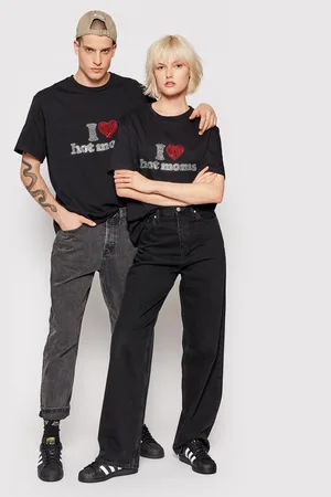 2005 T-Shirt Unisex Hot Moms Relaxed Fit
