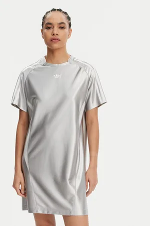 adidas Sukienka codzienna adicolor Teamgeist JD0262 Loose Fit