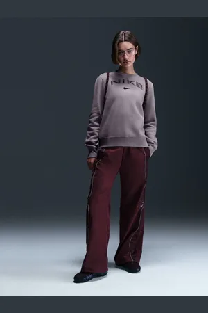 Nike Polarowa bluza Phoenix o standardowym kroju z okrągłym dekoltem i logo w stylu varsityM