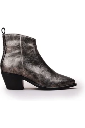 Moda In Pelle Zamszowe buty kowbojki Maevie z zamkiem z boku, szpiczastymi noskami i ozdobnymi ćwiekami z tyłuEU 36 (UK 3)