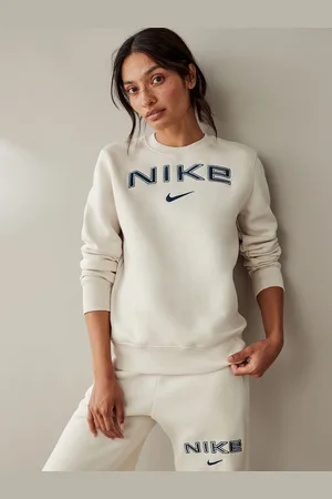 Nike Polarowa bluza Phoenix o standardowym kroju z okrągłym dekoltem i logo w stylu varsity40-42