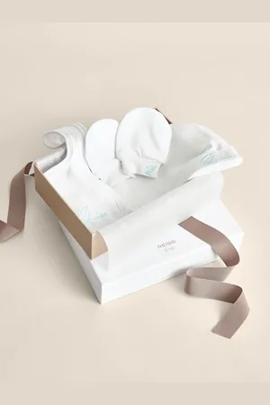 Reiss Olyv Hat, Bib And Mittens SetJeden